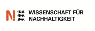 Logo mit drei schwarzen Löwen und fettgedrucktem Text „Wissenschaft für Nachhaltigkeit“ neben einem großen roten „N!“ auf weißem Hintergrund.