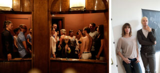 Links: Eine Gruppe von Menschen steht dicht beieinander in einem schwach beleuchteten, holzgetäfelten Raum. Rechts: Zwei Personen posieren vor einer weißen Wand mit einem schwarz-weißen Kunstwerk im Hintergrund.