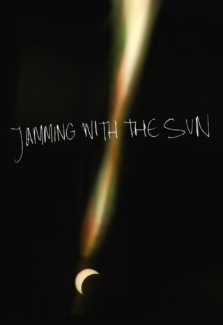 Unten auf einem dunklen Hintergrund erscheint eine halbmondförmige Sonne, auf der in weißer Handschrift „JAMMING WITH THE SUN“ steht und darüber ein vertikaler Lichtstreifen verläuft.