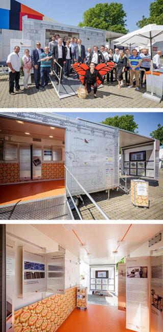 Eine Gruppe steht vor einem mobilen Ausstellungsanhänger; Innenaufnahmen zeigen Informationstafeln und Plakate zum Thema Architektur und Nachhaltigkeit.