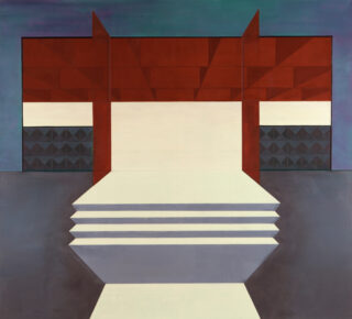 Geometrisches abstraktes Gemälde, das eine rot-weiße Struktur mit vier Stufen, eckigen Formen und einem blauen Hintergrund mit Farbverlauf zeigt.