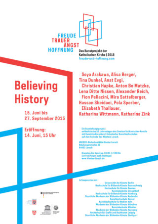 Plakat zur Ausstellung „Believing History“ mit den Namen der Mitwirkenden, den Daten (15. Juni – 27. September 2015) und Eröffnungsinformationen, mit Kontaktdaten und einem farbenfrohen geometrischen Design.