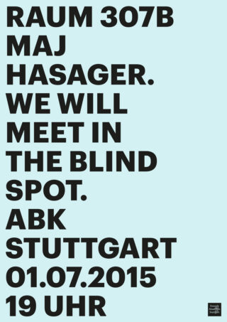 Plakat mit fettem schwarzen Text auf hellblauem Hintergrund, das eine Veranstaltung ankündigt: „RAUM 307B MAJ HASAGER. WIR TREFFEN UNS IM TOTEN WINKEL. ABK STUTTGART 01.07.2015 19 UHR.“.