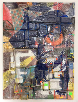 Ein Mixed-Media-Kunstwerk mit verschiedenen Plastikbehältern und Verpackungsmaterialien, die in einem Gittermuster angeordnet und mit Farbe und einigen kleinen, bunten Preisaufklebern bedeckt sind.