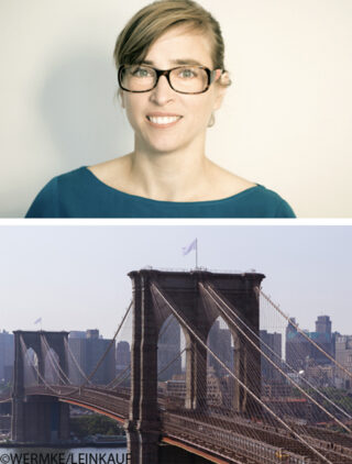 Über einem Bild der Brooklyn Bridge mit Stadtgebäuden im Hintergrund ist eine Frau mit Brille und blauem Oberteil zu sehen.