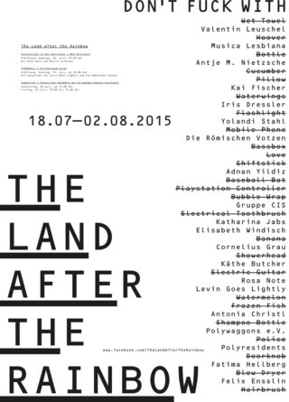 Schwarzweiß-Poster für die Veranstaltung „The Land After The Rainbow“ mit Auflistung der Künstler, Daten (18.07.–02.08.2015) und Facebook-Link, durchgehend mit fettem großen und kleinen Text.