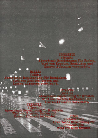 Schwarzweißfoto einer Straße bei Nacht mit roter deutscher Textüberlagerung, in der ethnische und beleidigende Begriffe und deren Übersetzungen für verschiedene Gruppen aufgelistet sind.