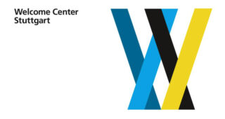 Logo für das Welcome Center Stuttgart mit überlappenden blauen, schwarzen und gelben Linien, die ein stilisiertes „W“ auf weißem Hintergrund bilden.