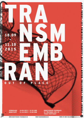 Plakat zur Ausstellung „TRANSMEMBRANE: Out of Place“ mit Veranstaltungsdaten, Künstlernamen und Veranstaltungsortinformationen auf einem rot-weißen abstrakten Hintergrund.