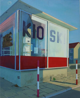 Ein kleiner Glaskiosk mit rotem Rand steht auf einem gepflasterten Bürgersteig. Im Inneren ist ein Bärenkopf im Fenster ausgestellt. Das Wort „KIOSK“ ist teilweise auf dem Glas sichtbar.