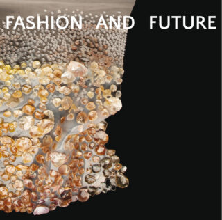 Ein Arrangement aus durchscheinenden Perlen und Kieselsteinen mit den Worten „FASHION AND FUTURE“ in weißer Schrift auf schwarzem Hintergrund.