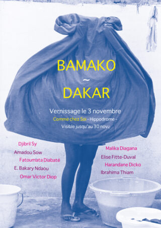 Eine Person steht mit einem Tuch über dem Kopf, das ihren Oberkörper bedeckt. Auf dem Boden stehen zwei Eimer. Ausstellungsdetails und Künstlernamen sind in gelber, blauer und roter Schrift eingeblendet.