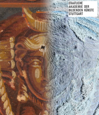 Die Hälfte des Bildes zeigt ein alt gemaltes Gesicht, während die andere Hälfte eine strukturierte, eisblaue Oberfläche zeigt; das Logo der Kunstakademie Stuttgart befindet sich in der oberen rechten Ecke.