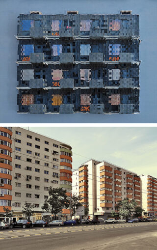 Oben: Eine Wandskulptur, die einem Flickenteppich aus verwitterten Metallplatten ähnelt. Unten: Eine Reihe mittelhoher Wohnhäuser neben einer Straße mit geparkten Autos und Bäumen.