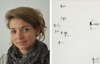 Eine Frau mit hellbraunem Haar und einem grauen Schal steht neben einer weißen Wand mit kleinen schwarzen Flecken und handgeschriebenem Text.