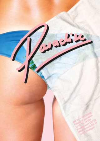 Eine Nahaufnahme einer Person in einem blauen Bikinihöschen mit dem Wort „Fallschirm“ quer über dem Bild und Veranstaltungsdetails in der unteren rechten Ecke.