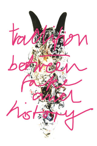 Ein Mixed-Media-Kunstwerk eines Tierkopfes mit großen dunklen Ohren, überlagert mit dem rosa handgeschriebenen Text „Tradition zwischen Fälschung und Geschichte“.