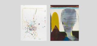 Zwei abstrakte Kunstwerke nebeneinander; das linke zeigt ein kartenähnliches Design mit Linien und Symbolen, das rechte eine verschwommene, gesichtslose Figur vor einer Landschaft mit gelben und braunen Formen.