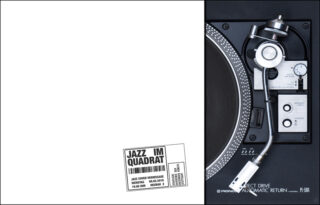 Nahaufnahme eines Plattenspielers rechts und einer weißen Fläche links mit einem Stempel mit der Aufschrift „Jazz im Quadrat“ und Veranstaltungsdetails.