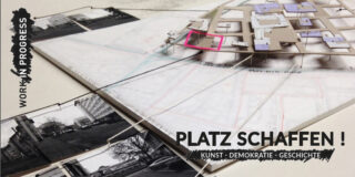 Eine Collage aus Architekturplänen und Schwarzweißfotos mit dem Text „PLATZ SCHAFFEN! Kunst – Demokratie – Geschichte“ und „WORK IN PROGRESS“ an der Seite.