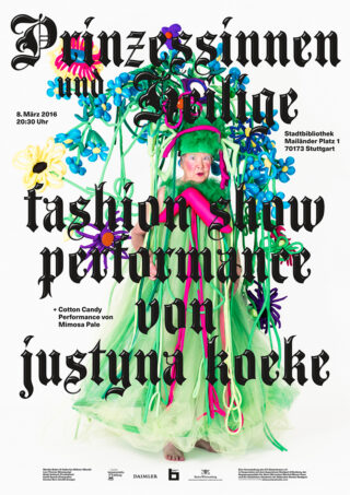 Plakat mit einer Person in einem grünen Kostüm, die bunte Requisiten hält, darüber ein gotischer Text, der für eine Modenschau und Performance von Justyna Koeke am 8. März 2016 in Stuttgart wirbt.
