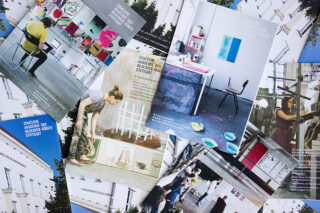 Auf einer Fläche liegen verstreut verschiedene Postkarten mit Bildern von Ateliers, Kunstwerken und arbeitenden Personen, die alle mit der Staatlichen Akademie der Bildenden Künste Stuttgart in Verbindung stehen.