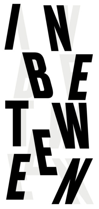 Der Ausdruck „IN BETWEEN“ wird in fetten schwarzen Buchstaben angezeigt, die schwache graue Buchstaben in versetzter Anordnung auf weißem Hintergrund überlappen.
