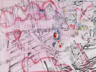 Abstrakte Zeichnung einer surrealen Stadtlandschaft mit fragmentierten Gebäuden, rosa aufgesprühten Herzen, verstreuten Figuren und locker skizzierten Strukturen.