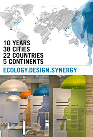 Eine Weltkarte mit Projektdaten befindet sich über einem modernen, ökologisch gestalteten Ausstellungsraum. Der Text beleuchtet 10 Jahre, 38 Städte, 22 Länder und 5 Kontinente; der Slogan lautet „Ökologie. Design. Synergie.“.