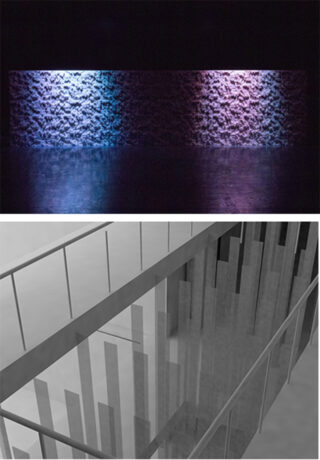 Das Bild ist geteilt; oben ist eine strukturierte Wand zu sehen, die mit blauen und violetten Lichtern beleuchtet ist, während unten ein minimalistisches Geländer aus Metall und Glas mit vertikalen Metallstangen zu sehen ist.