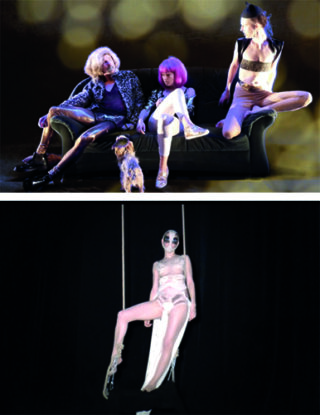 Oben: Drei Personen in exzentrischer Kleidung und ein Hund sitzen auf einem Sofa. Unten: Eine Person in heller Kleidung und mit Gesichtsbemalung sitzt auf einer Schaukel vor einem schwarzen Hintergrund.