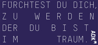 Der Text auf blauem Hintergrund lautet: „Fürchtest du dich, zu werden der du bist im Traum.“ Die Initialen „ADK“ erscheinen vertikal auf der rechten Seite.