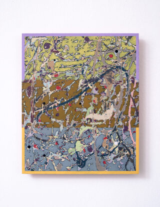 Ein abstraktes Gemälde mit geschichteten, unregelmäßigen Formen in Grün, Braun, Blau und Lila, eingerahmt von einem dünnen lila-gelben Rand, hängt an einer weißen Wand.