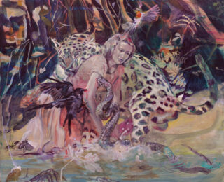Eine Frau kniet am Wasser, umgeben von einem Jaguar, Schlangen, Vögeln und üppiger Vegetation in einer surrealen, traumhaften Umgebung.