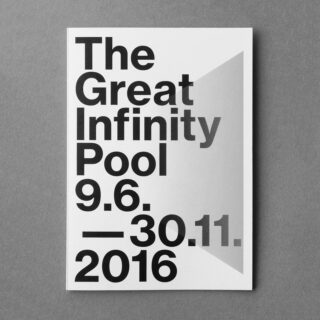 Poster mit fettem schwarzen Text „The Great Infinity Pool 9.6.–30.11.2016“ auf weißem Hintergrund mit einer hellgrauen geometrischen Form im Hintergrund.