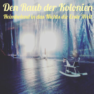 Ein weißes Schaukelpferd steht auf einem Holzboden in einem leeren Raum. An den Wänden hängen Plastikplanen. Oben ist deutscher Text eingeblendet.