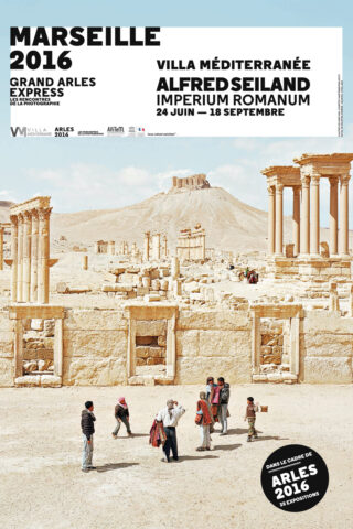 Das Poster für eine Fotoausstellung von Alfred Seiland zeigt Menschen, die zwischen antiken Ruinen in einer Wüstenlandschaft spazieren gehen, mit Textdetails zur Veranstaltung Marseille 2016.