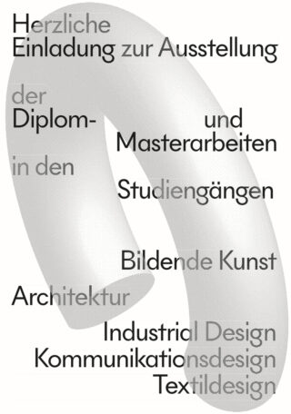 Deutscher Text über einer grauen, abstrakten, röhrenartigen Form lädt den Betrachter zu einer Ausstellung von Diplom- und Masterarbeiten aus Kunst, Architektur und verschiedenen Designdisziplinen ein.
