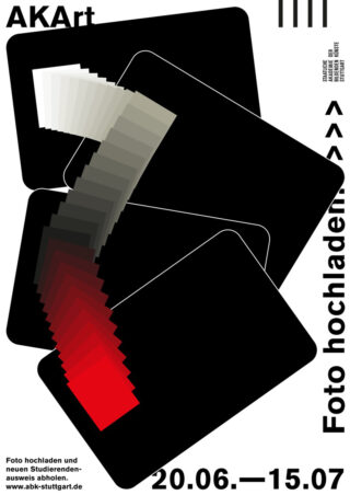 Abstraktes Design mit überlappenden rechteckigen Formen in Schwarz-, Grau- und Rottönen; der Text in deutscher Sprache umfasst Daten, eine Webadresse und den Satz „Foto hochladen“.