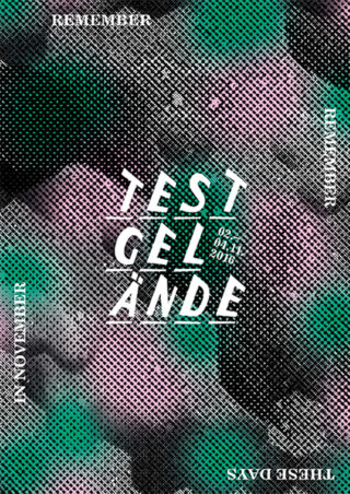 Poster mit überlappenden blaugrünen und rosa Halbtonmustern, dem Wort „TESTGELÄNDE“ in fetten weißen Buchstaben und dem Text „REMEMBER“, „THESE DAYS“ und „IN NOVEMBER“ an den Rändern.