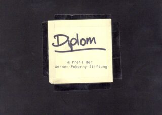 Ein Papier mit dem handschriftlichen Wort „Diplom“ und dem getippten Text darunter „& Preis der Werner-Pokorny-Stiftung“, auf einen schwarzen Hintergrund geklebt.