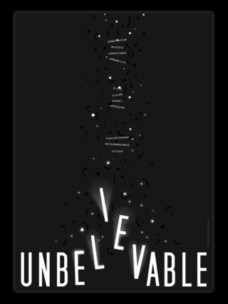 Ein Poster mit dem Wort „UNGLAUBLICH“ in großen weißen Buchstaben auf schwarzem Hintergrund, wobei einige Buchstaben herunterfallen oder verstreut sind und darüber in kleinerer Schrift kleine Veranstaltungsdetails stehen.