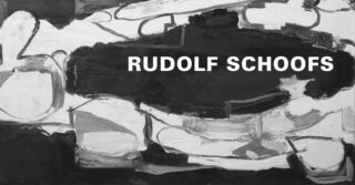 Abstraktes Schwarz-Weiß-Gemälde mit kräftigen Pinselstrichen und dem Text „RUDOLF SCHOOFS“ in großen weißen Großbuchstaben in der Mitte.