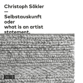 Unten im Bild ist ein strukturierter grauer Webteppich zu sehen. Darüber steht: „Christoph Sökler – Selbstauskunft oder was ist ein Künstlerstatement?“.