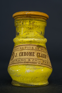 Ein Vintage-Glasgefäß gefüllt mit gelbem Pigment mit der Aufschrift „J. Chrome Clair“ von Lefranc & Cie, Paris, mit hellbraunem Deckel.