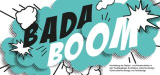 Grafik im Comic-Stil mit großem Text „BADA BOOM“ in Schwarzweiß, umgeben von Cartoon-Wolken und -Linien; enthält kleinen deutschen Text über eine Designausstellung.