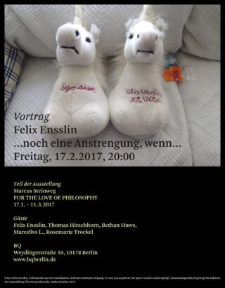 Auf einer schwarzen Fläche sitzen zwei weiße Plüsch-Einhörner mit handgeschriebenen Botschaften auf dem Körper. Um sie herum sind in deutscher Sprache Ausstellungs- und Veranstaltungsdetails angezeigt.