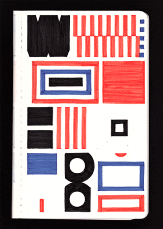 Ein weißes Notizbuch mit einem Einband, der mit roten, schwarzen und blauen Markern geometrische Formen und Muster aufweist, die in rechteckigen und kreisförmigen Formen angeordnet sind.