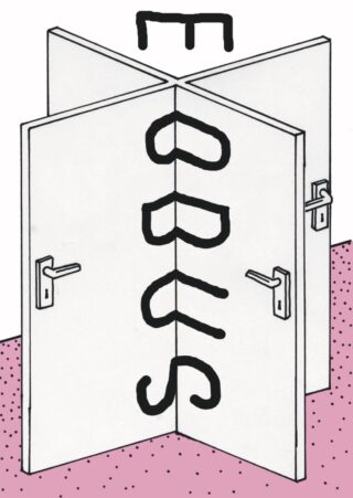 Vier offene Türen bilden ein Kreuz. Das Wort „FOCUS“ ist gespalten und verzerrt über die Türen verteilt, wobei sich jeder Buchstabe mit der Oberfläche verbiegt. Der Boden ist rosa mit schwarzen Punkten.