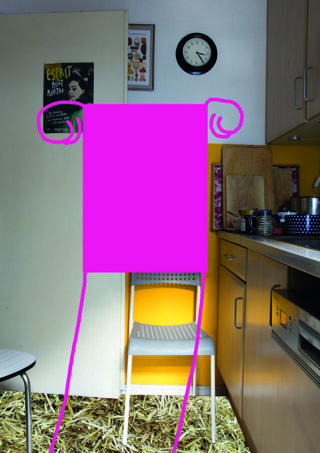 Eine Küche mit gelben Wänden, Holzschränken, etwas Geschirr auf der Arbeitsplatte und einem weißen Stuhl. Eine leuchtend rosa, cartoonartige Figur ist digital über das Bild gezeichnet.